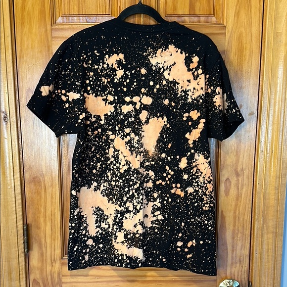 Reverse Tye dye v-neck T-Shirt - Picture 4 of 6